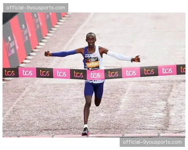 特写：马拉松选手基普乔格在东京奥运会后首次失利，冲线后神情落寞