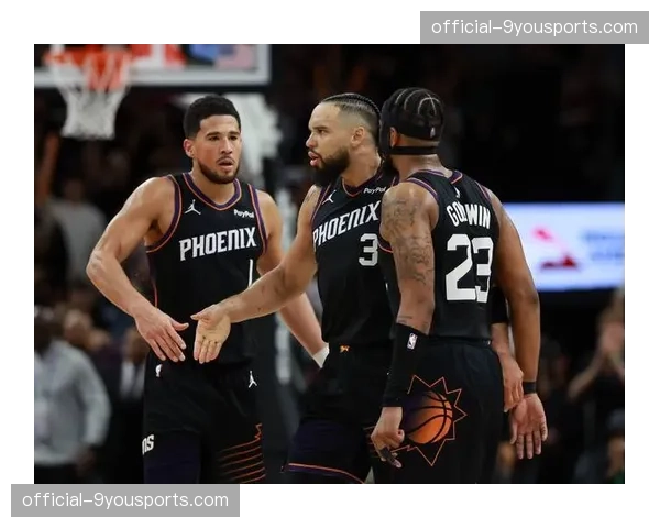 特写:马刺新秀观察员在替补席用平板实时记录对手挡拆战术 特写:马刺新秀观察员在替补席用平板实时记录对手挡拆战术