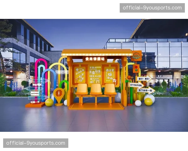 米兰设计周出现欧冠奖杯主题艺术装置，引发游客打卡